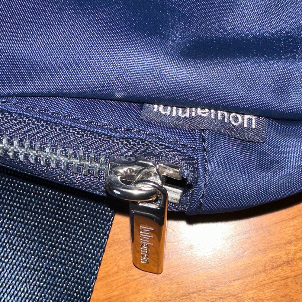 lululemon athletica Navy Everywhere Belt Bag with metal hardware NWT - Picture 10 of 11
